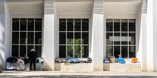 Obdachlose haben ihr Lager hinter der U-Bahnstation im Rudolph-Wilde-Park in Schöneberg errichtet.