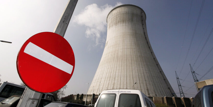 Ein Einfahrt-Verboten-Schild vor einem Kühlturm des AKW Tihange.