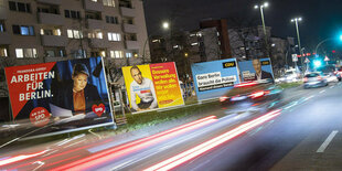 Wahlplakate an einer vielbefahrenen Straße