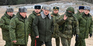 Alexander Lukaschenko umringt von Uniformierten