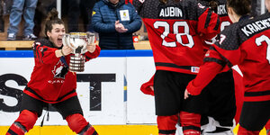Kanadische Junior-Eishockeyspielerinnen bejubeln einen Triumph