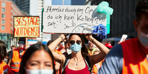 Bis zu 1000 Pflegekräfte und andere Beschäftigte an Krankenhäusern demonstrieren am 09.09.2021 in Berlin für die Angleichung an den Tarifvertrag für den öffentlichen Dienst (TVöD) und mehr Personal.
