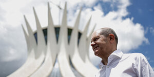 Scholz vor der Kathedrale von Brasilia