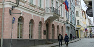 Gebäude der russischen Botschaft in Tallinn mit russischer Flagge