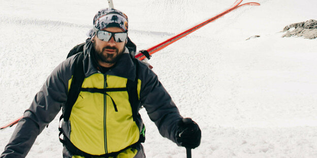 Ein Skifahrer besteigt eine Piste