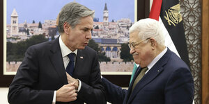 Der US-Außenminister Blinken steht neben Palästinenserpräsident Abbas, beide tragen einen Anzug und schauen ernst