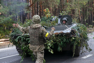 Soldaten und ein Panzer