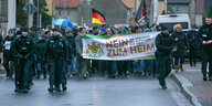 "Nein zum Heim, wir sind nicht das Sozialamt der Welt" steht auf dem Transparent, das Teilnehmer einer Demonstration gegen die geplante Unterbringung von Flüchtlingen in der Gemeinde Strelln im Kreis Nordsachsen tragen.