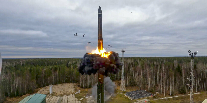 Eine Rakete schießt in die Höhe mit Feuer unten drunter