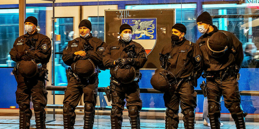 Polizisten stehen am Rande einer Demonstration