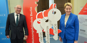 Rolf Buch, Vorstandsvorsitzender Vonovia AG, und Franziska Giffey (SPD), Regierende Bürgermeisterin, bei der Unterzeichnung einer Vereinbarung für ein breites Bündnis für Neubau und bezahlbaren Wohnraum.