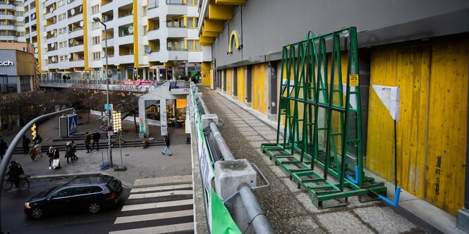 Noch sind die Fenster der neuen Polizeiwache am Kottbusser Tor zugenagelt