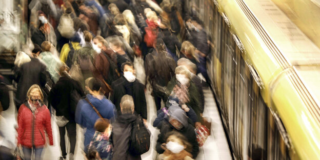 Menschen steigen in eine U-Bahn ein