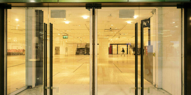 Blick durch die Tür auf leere Verkaufsräume von Galeria Kaufhof