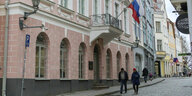 rosa Gebäude mit russischer Flagge