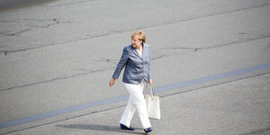 Angela Merkel auf dem Rollfeld des Flughafens Tegel.