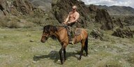 Putin reitet mit nacktem Oberkörper auf einem Pferd in den Bergen