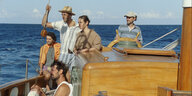 Vier Männer und eine Frau auf einem Seegelboot