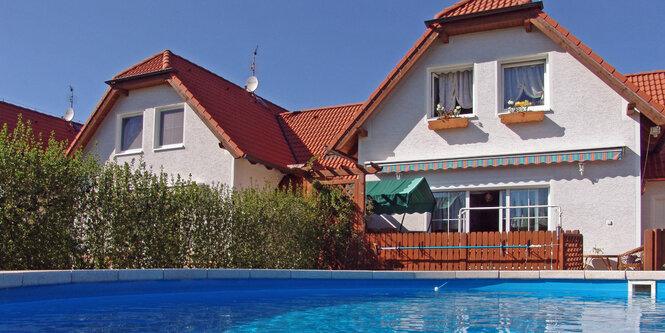 ein Einfamilienhaus mit swimming pool, aber ohne Menschen