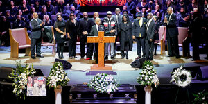 Bürgerrechtler Al Sharpton stellt die Familie von Tyre Nichols während der Trauerfeier für Nichols in der Mississippi Boulevard Christian Church vor.