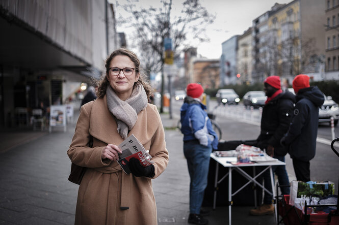 Portrait von Maja Lasic vor einem Wahlkampfstand am Leopoldplatz