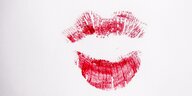 Der Abdruck eines Kussmunds mit rotem Lippenstift