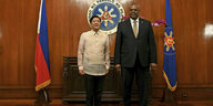 Zwei Männer stehen vor einer Flagge, links der philippinische Präsident, rechts der US-Verteidigungsminister