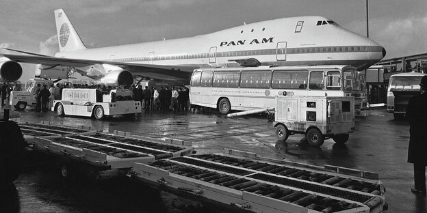 Historische Aufnahme einer Pan Am Boeing 747 in einem Flughafen