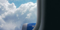 Ein Blick aus dem Fenster eines Flugzeugs auf Wolken