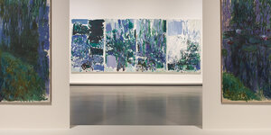 Zwischen Bildern von Claude Monet blickt man auf Bilder Joan Mitchells, die sich farblich sehr nahe sind
