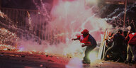 Eine Straßenschlacht mit Feuerwerkskörpern