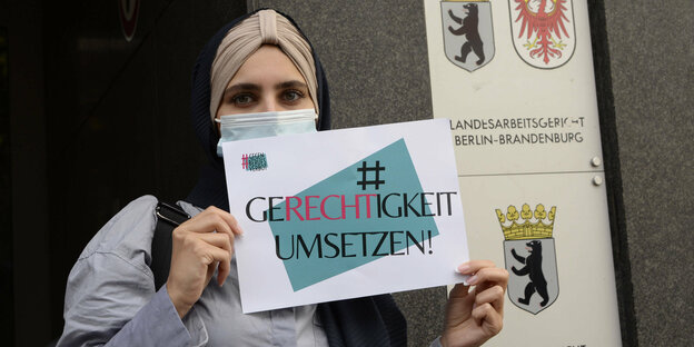 Protestierende vor dem Arbeitsgericht Berlin