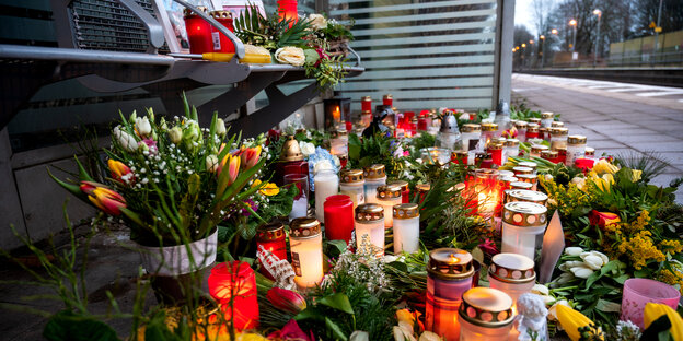 Blumen und Grablichter auf dem Bahnsteig von Brokstedt