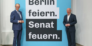 Friedrich Merz und Kai Wegner vor einem CDU-Plakat