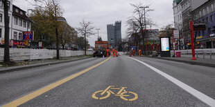 Ein gelbes Fahrrad-Symbol ist auf den Asphalt der Reeperbahn aufgebracht.