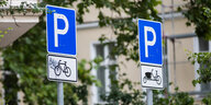 Schilder für einen Parkplatz für Lastenräder und Fahrräder im Graefekiez im Berlin-Kreuzberg
