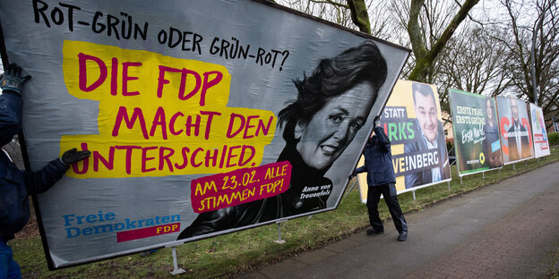 Ein Wahlplakat der FDP wird abmontiert