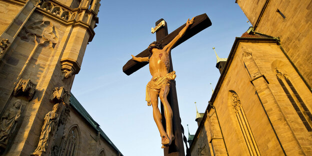Jesus am Kreuz vor einer Kirche