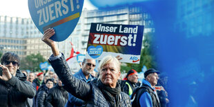 Demonstration der AFD - die Teilnehmer halten vorgefertigte Plakate hoch mit der Losung: Unser Land zuerst