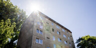 Ein Wohnblock im Berliner Ortsteil Friedrichshain. Der Wohnblock wird von der Sonne beschienen.