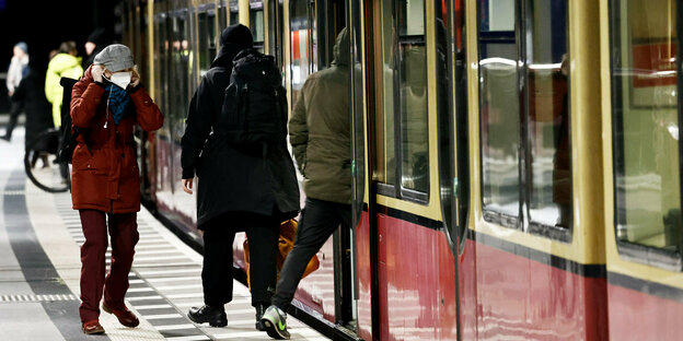 Fahrgäste betreten auf einem Bahnsteig im Berliner Hauptbahnhof eine S-Bahn.