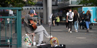 Ein Straßenmusiker spielt
