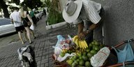 Ein Strassenverkäufer mit Schubkarren voller Früchte