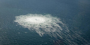 Gasblasen steigen an die Oberfläche der Ostsee, es entsteht eine weiße Fläche