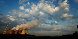 Rauch und Dampf steigen am 07.04.2009 aus den Kühltürmen und Schornsteinen des RWE-Braunkohlekraftwerks Neurath bei Grevenbroich auf