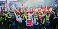 Eine Gruppe streikender Postbeschäftigte auf der Schillingbrücke in Berlin