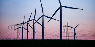 Windkraftanlagen vor Abendhimmel