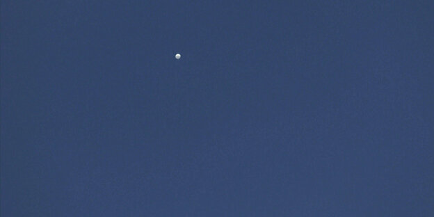 Ein weißer Ballon in einem wolkenlosen Himmel