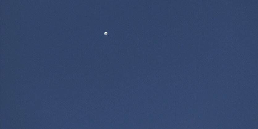 Ein weißer Ballon in einem wolkenlosen Himmel