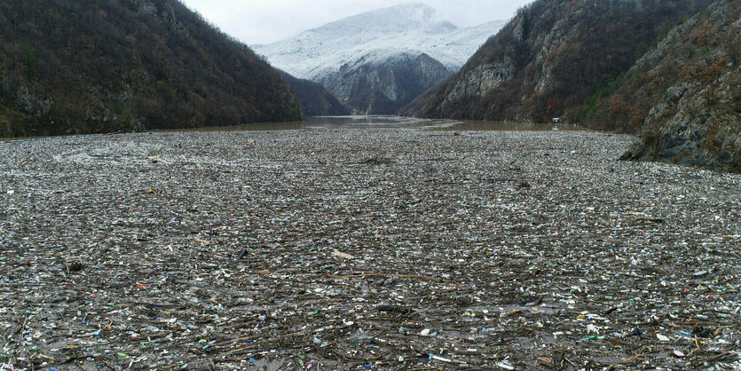 Ein von Müll bedeckter Fluss